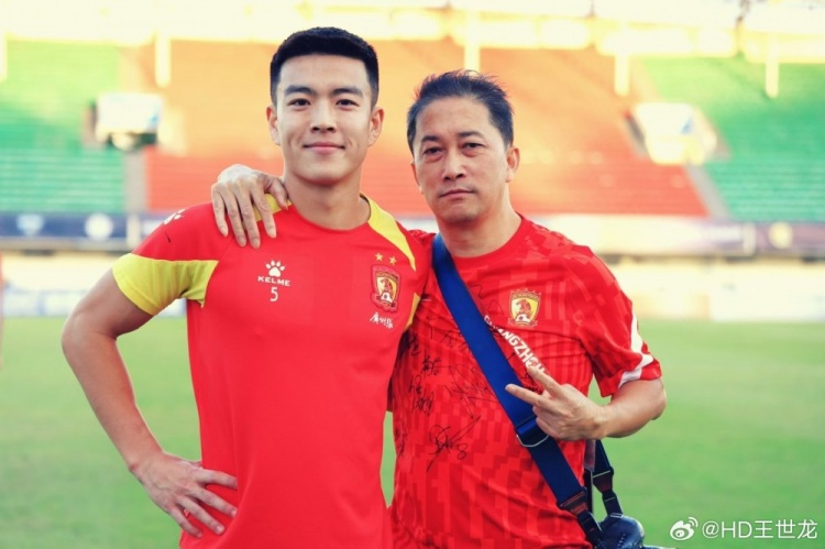王世龍悼念廣州隊(duì)攝影師：每次都帶著笑容喊我龍龍，一路走好毛哥